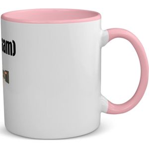 Akyol - fotograaf vrouw met eigen naam koffiemok - theemok - roze - Fotograaf - fotografen - leuk cadeau voor iemand die houd van foto's maken - cadeau - kado - 350 ML inhoud