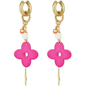 Joy Ibiza - Klaver bedel oorbellen - oorringen met hanger en kettinkje en een bloemetje - fuchsia roze - klap scharnier - ear party boho - bohemian bloem - stainless steel - ip/pvd goldplated