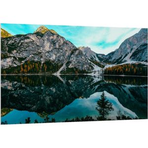 Forex - Weerspiegelend Water bij Bergen - 150x100cm Foto op Forex