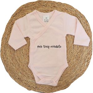 Romper | Overslagromper | Our tiny miracle - Prematuur - Maat 50 - Baby - Newborn - Pasgeborene - Zwanger - Te vroeg geboren - Wonder - Kleintje | Roze