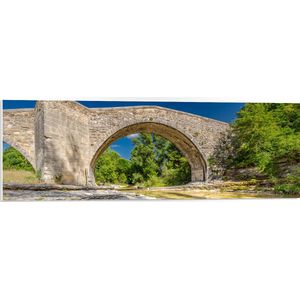 PVC Schuimplaat- Oude Stenen Brug met Klassieke Bogen in Natuurlandschap - 90x30 cm Foto op PVC Schuimplaat