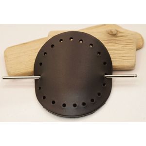 Ronde leren haarspeld zwart met gaatjes langs de rand - ronden haarspeld - zwarte haarspeld - lederen haarspeld - stoere haarspelden - haarspeld - haarspeld met stokje - haarspeld gothic - haarspeld zwart - unieke haarspeld - haaraccessoires