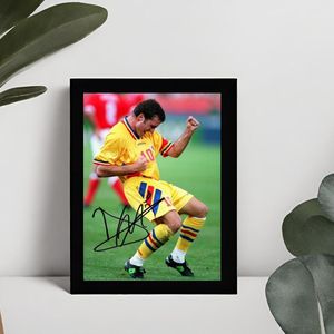 Gheorghe Hagi Ingelijste Handtekening – 15 x 10cm In Klassiek Zwart Frame – Gedrukte handtekening – Football Legend - Voetbal - Roemenië - FC Barcelona