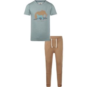Koko Noko - Kledingset - 2delig - Joggingbroek Sweat Pants Bruin - Shirt Lichtblauw met print - Maat 134