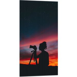Vlag - Silhouet van Vrouw achter Camera bij Zonsondergang - 50x100 cm Foto op Polyester Vlag