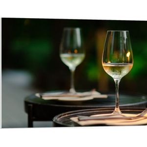 PVC Schuimplaat - Twee Glazen Wijn op Tafel van Terras - 80x60 cm Foto op PVC Schuimplaat (Met Ophangsysteem)