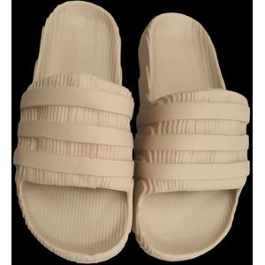 Slipper adidas-style kleur beige maat 40-41