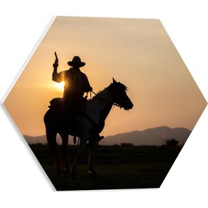 PVC Schuimplaat Hexagon - Zonsondergang achter Cowboy op Bruin met Wit Paard met Geweer - 40x34.8 cm Foto op Hexagon (Met Ophangsysteem)