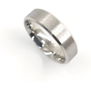 Edelstaal zilverkleur ringen met 2 fijne schuin uit gegraveerde banen aan de buitenkanten en brede mat zilver banen in midden. maat 19, deze ring is zowel geschikt voor dame of heer.
