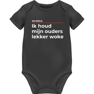 De Speld - Romper met print - Maat 74 - 'Ik houd mijn ouders lekker woke' - Zwart
