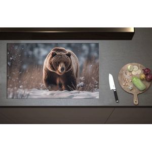 Inductieplaat Beschermer - Bruine beer loopt door de natuur in de sneeuw - 90x55 cm - 2 mm Dik - Inductie Beschermer - Bescherming Inductiekookplaat - Kookplaat Beschermer van Wit Vinyl