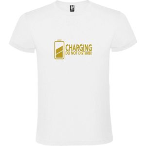 Wit T-Shirt met “ Charging / Do NOT Disturb “ afbeelding Goud Size XXXL