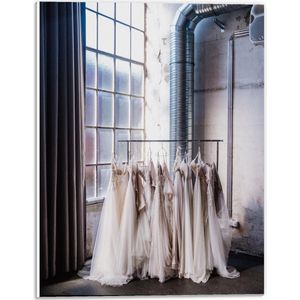 Forex - Trouwjurken in Oude Fabriek - 30x40cm Foto op Forex