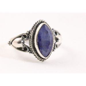 Fijne bewerkte zilveren ring met blauwe saffier - maat 15.5