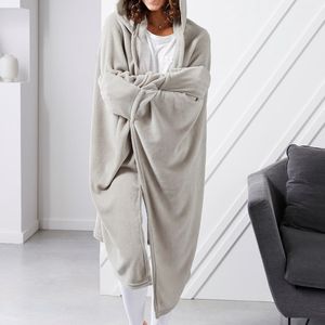 Hoodie fleece plaid deken met extra stuk voor warme handen - bespaar energie met deze plaid - kleur stone - tv deken