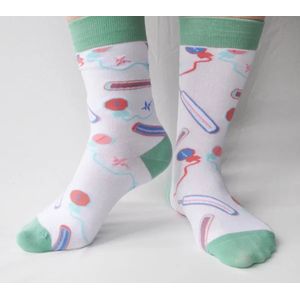 Witte sokken voor zorgprofessionals met thermometers