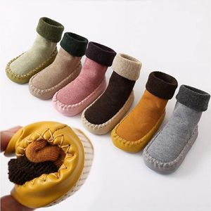 Slofjes ,okergeel, 0-10 maanden, baby sloffen