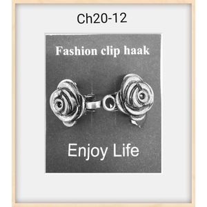 Vestsluiting - clip met haakje - 3d roosje in knopje - voor - vest - sjaal - omslagdoek in kleur antiek zilver look.
