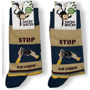 STOP - SAY CHEESE"""" - SOKKEN - 2 Pack - Grappige Sokken voor Mannen & Vrouwen - One Size Sokken met Tekst - Humorvolle Huissokken - Verjaardagscadeau - Geschenk voor Heren, Dames, Vader, Moeder, Vriendin, Zus, Oma - Cadeau