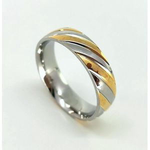 - RVS - ring maat 22 -goud/zilver kleur schuin streep. Prachtig ring voor dame en heer.