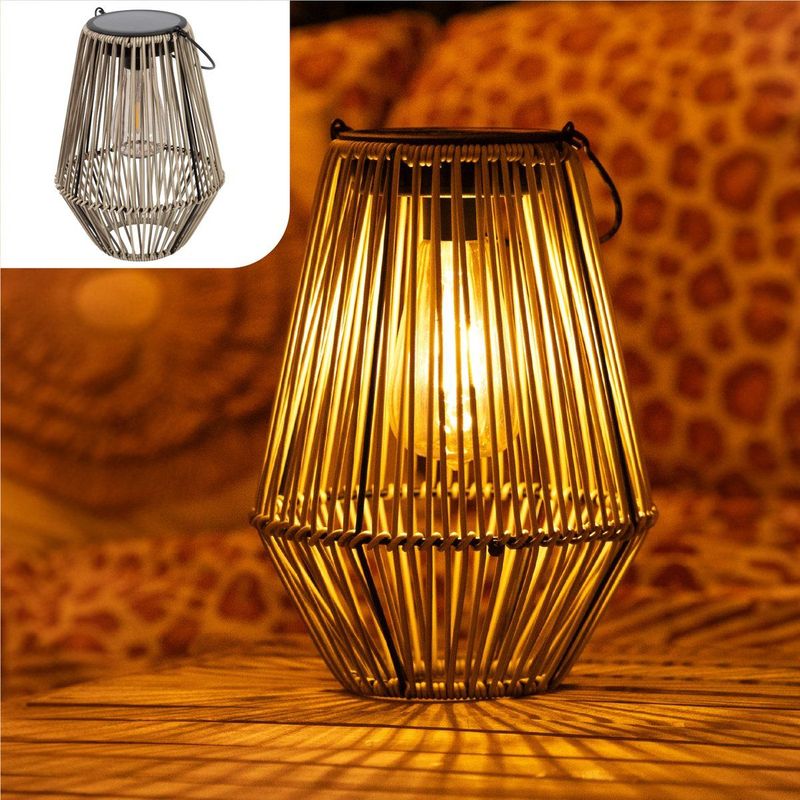 Gadgy Solar Tuinverlichting Rattan Beige - Tuinverlichting op Zonne Energie - Solar Tafellamp met USB-aansluiting - Buitenlamp Tuinbeeld - Tuinlantaarn met Dag/Nacht Sensor - Verlichting voor Buiten - Lantaarn Tuin