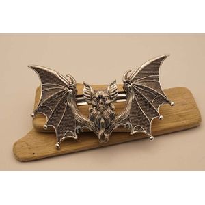 Haarclip vleermuis - metalen haarclip vleermuizen - mooie dieren metalen haarclip - stoere haarclip beschermd diersoort - haaraccessoires vleermuis - haarspeld dik en dun haar - haarclip lang en kort haar - haarclips halloween - haarclips feestje