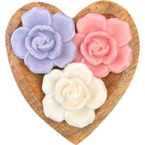 Set van 3 Bloemzepen op houten hart – Handgemaakte Franse Zeep – Cadeau of Bedankje – Biologische Olijfoliezeep