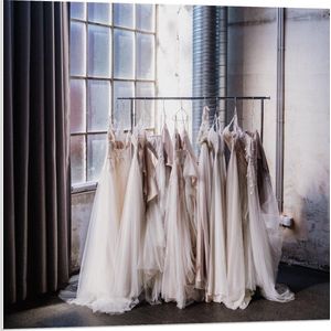 Forex - Trouwjurken in Oude Fabriek - 80x80cm Foto op Forex