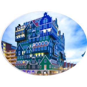 WallClassics - PVC Schuimplaat Ovaal - Groen met Blauwe Huizen op elkaar - Zaandam - 28x21 cm Foto op Ovaal (Met Ophangsysteem)