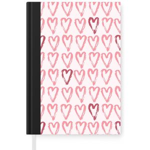 Notitieboek - Schrijfboek - Hart - Valentijnsdag - Roze - Patroon - Notitieboekje klein - A5 formaat - Schrijfblok