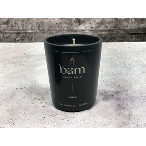 BAM aqua geurkaars met katoenen wiek in een zwart potje - 25 branduren (65g) - cadeautip - geschenk - vegan