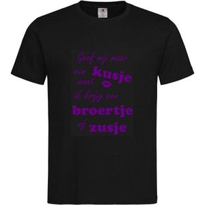 Shirt Aankondiging zwangerschap Geef mij een kusje want ik krijg een broertje of zusje | korte mouw | Zwart/paars | maat 122/128 zwangerschap aankondiging bekendmaking