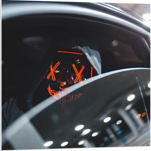 Forex - Masker met Rood in de Auto - 80x80cm Foto op Forex