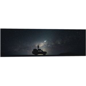 WallClassics - Vlag - Man op Truck onder Sterrenhemel - 90x30 cm Foto op Polyester Vlag
