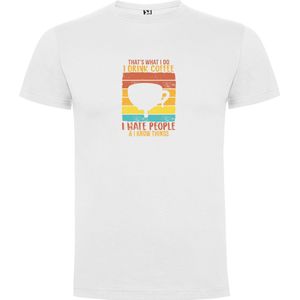Wit T-Shirt met Kleurrijke print “ What I Do I Drink Coffee I know things and hate people – Ik Drink Koffie en weet dingen “ Print Full Color Maat L