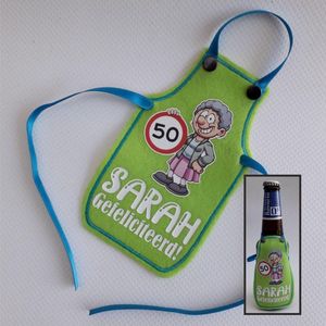 Groen schortje voor bierfles met ""Sarah Gefeliciteerd!"" - biertje, cadeautje, pilsje, verjaardag, 50 jaar, proficiat