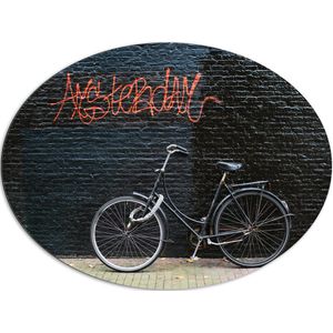 Dibond Ovaal - Fiets geparkeerd tegen Muur met Tekst ''Amsterdam'' - 96x72 cm Foto op Ovaal (Met Ophangsysteem)