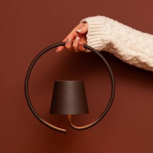 Tavellio – Wandlamp Cielo – Donkerbruin – Tot 120 branduren – Dimbaar, Draadloos & USB – Touch schakelaar –Oplaadbare lamp – Lamp op Accu en Batterij – IP54 & 5200mAh batterij – Muur lamp – Lamp voor Binnen en Buiten – 24CM