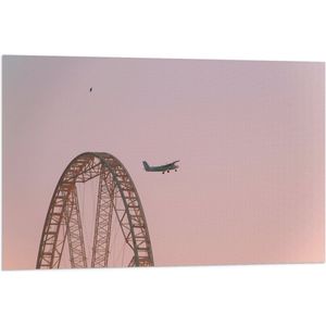 WallClassics - Vlag - Vliegtuig Langs Achtbaan - 90x60 cm Foto op Polyester Vlag