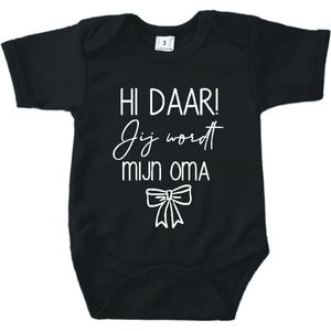 Baby romper met tekst zwangerschap aankondiging | Hi daar jij wordt mijn Oma met strik zwart | korte mouw | maat 56 cadeautje zwangerschap aankondiging bekendmaking | Cadeautje 100% katoen.