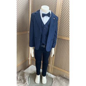 luxe jongens kostuum-kinderpak- kinderkostuum-4 delige set -marineblauwe blazer, vest, broek, hemd, vlinderstrik-donkerblauwe kostuum -bruidsjonkers-bruiloft-feest-verjaardag-fotoshoot- 4 jaar