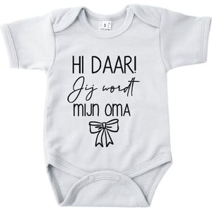 Baby romper met tekst zwangerschap aankondiging | Hi daar jij wordt mijn Oma met strik wit | korte mouw | maat 56 cadeautje zwangerschap aankondiging bekendmaking | Cadeautje 100% katoen.