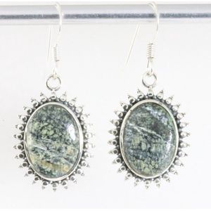 Bewerkte zilveren oorbellen met groene Zwitserse opaal
