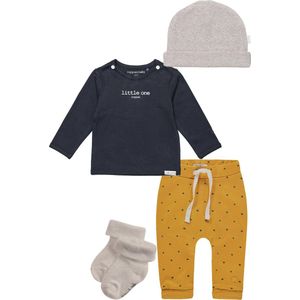 Noppies kledingset - 4 delig - Broek Kris Oker met sterretjes - Shirt Hester Oker - Muts Nevel Taupe - 1paar sokjes Taupe - Maat 68