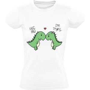 Hug me im trying Dames T-shirt - dino - dinosaurus - knuffel - oertijd - prehistorie - prehistorisch