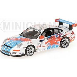 De 1:43 Diecast Modelcar van de Porsche 911 GT3 Cup # 33 van de Porsche Carrera Cup Asia , Macau 2007.De bestuurder was Mok Weng Sun.This schaalmodel is beperkt door 480 stuks. De fabrikant is Minichamps.Dit model is alleen online beschikbaar