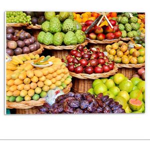 Forex - Gevulde Fruitmanden op Markt - 40x30cm Foto op Forex