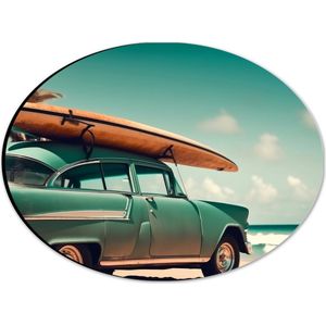 Dibond Ovaal - Houten Surfplank op Dak van Blauwe Auto geparkeerd op het Strand - 28x21 cm Foto op Ovaal (Met Ophangsysteem)