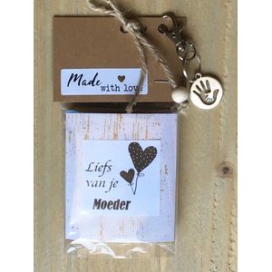 Thee cadeau met de tekst ''Liefs van je Moeder!"", met sleutelhanger en bedeltje van kleine hand in grote hand, 4 verschillende theezakjes, lief kadootje, symbolisch, moederliefde, kind, Valentijnsdag, Familie, kadogeschenk