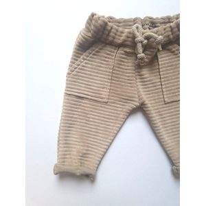 Koa Donker Beige baby sweatbroek | Leggings & Broekjes | PETITE EvelinaApparel